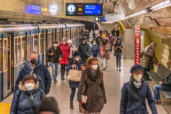 Münchener U-Bahn: Kommt die Maskenpflicht abseits des Zugverkehrs im Herbst wieder?