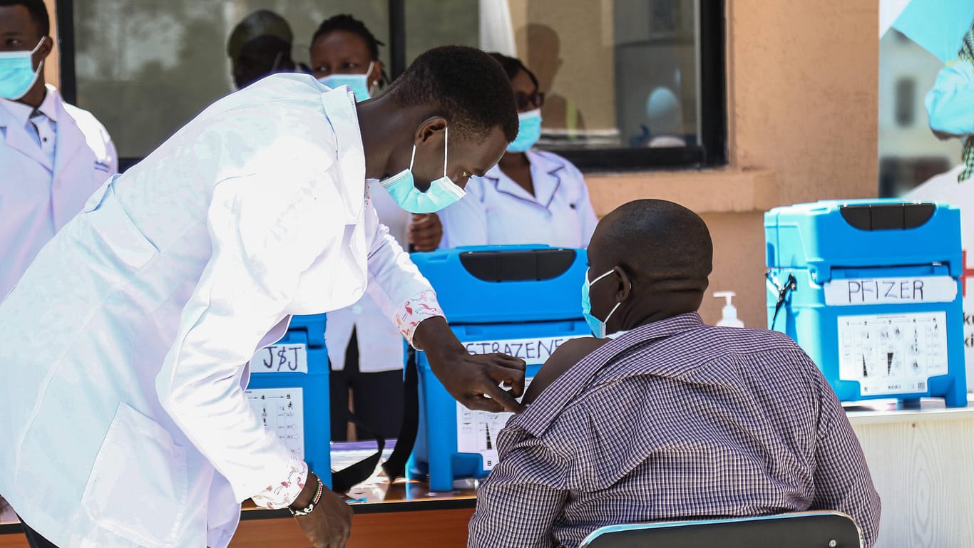 Impfung in einem Krankenhaus in Kenia: Die Freigabe der Patente soll Corona-Impfstoffe für alle Länder erschwinglich machen.