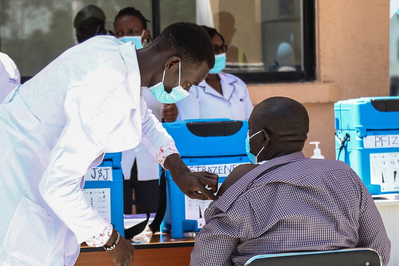Impfung in einem Krankenhaus in Kenia: Die Freigabe der Patente soll Corona-Impfstoffe für alle Länder erschwinglich machen. Impfung in einem Krankenhaus in Kenia: Die Freigabe der Patente soll Corona-Impfstoffe für alle Länder erschwinglich machen.