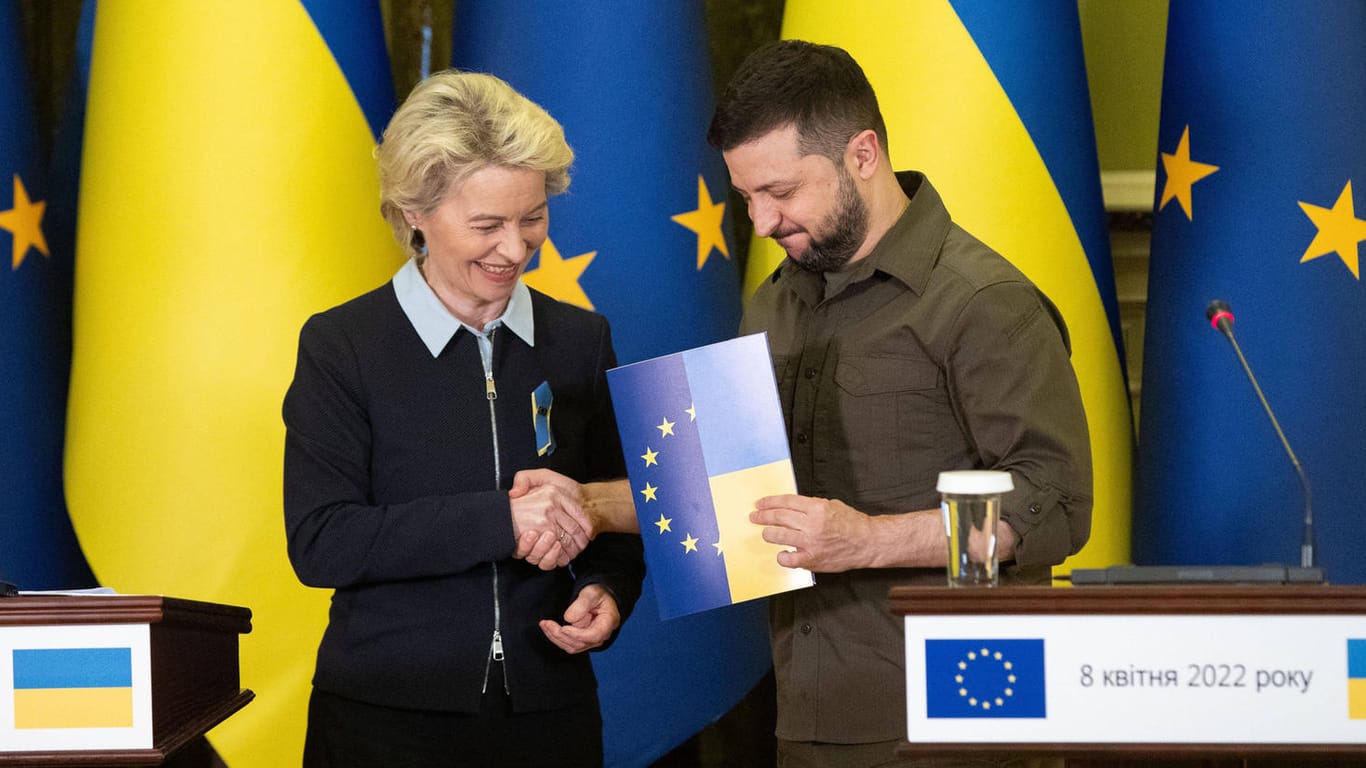 Von der Leyen und Selenskyj bei ihrem Besuch Anfang April: Die Kommissionspräsidentin will die Ukraine in der EU haben.