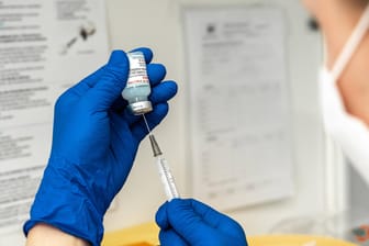 Spritze wird mit Impfstoff aufgezogen: Um sich gegen das Coronavirus zu schützen, ist nun ein neuer Impfstoff verfügbar.
