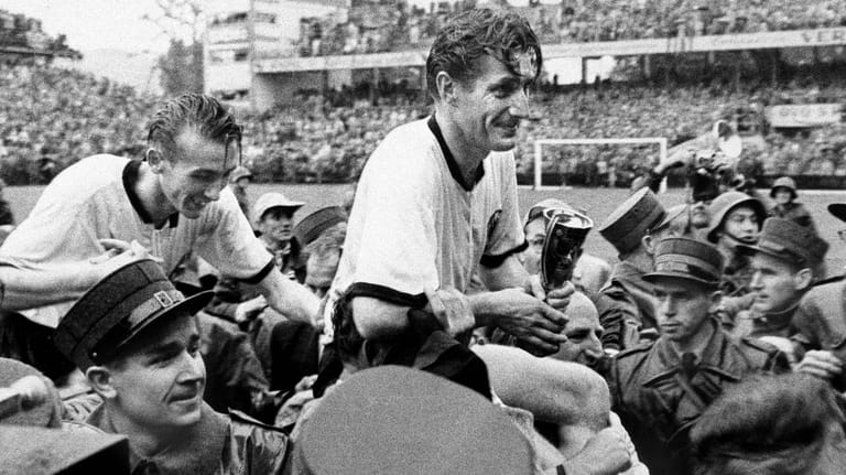 Fritz Walter: Der größte Moment in seinem Fußballerleben war der Gewinn der Weltmeisterschaft 1954. Links hinter ihm: Sein Lauterer Mannschaftskollege Horst Eckel.