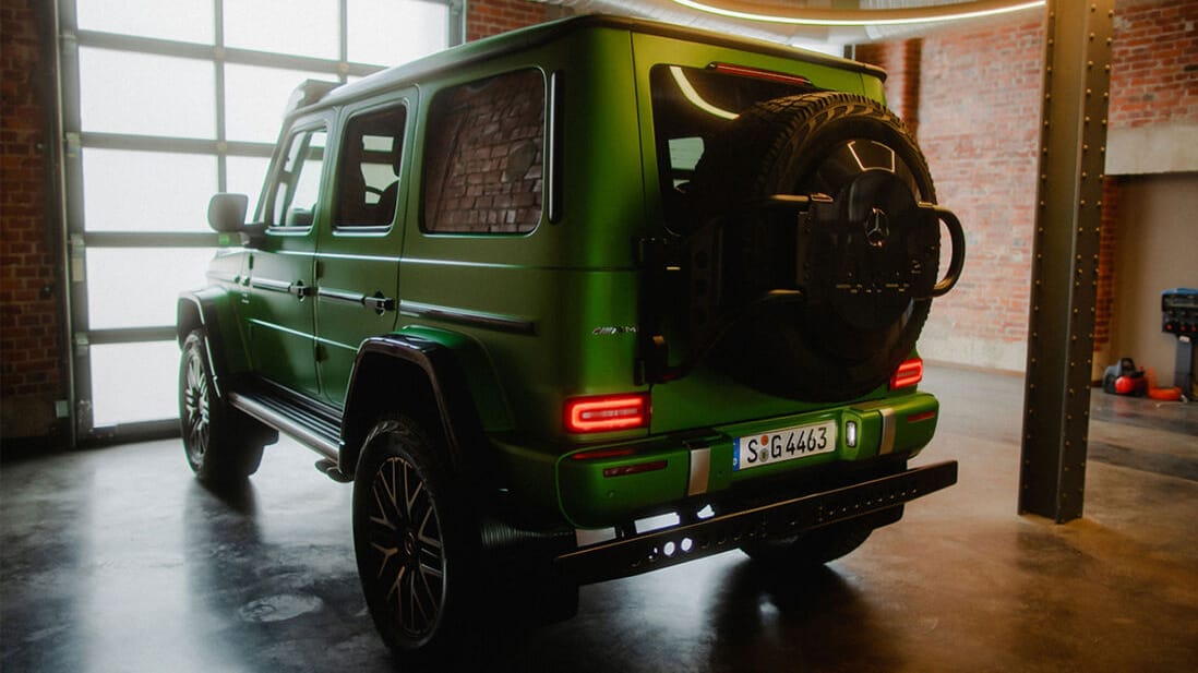 Besonders: Als Mercedes-AMG G 63 4x4² bekommt die G-Klasse unter anderem andere andere Abdeckung fürs Reserverad.