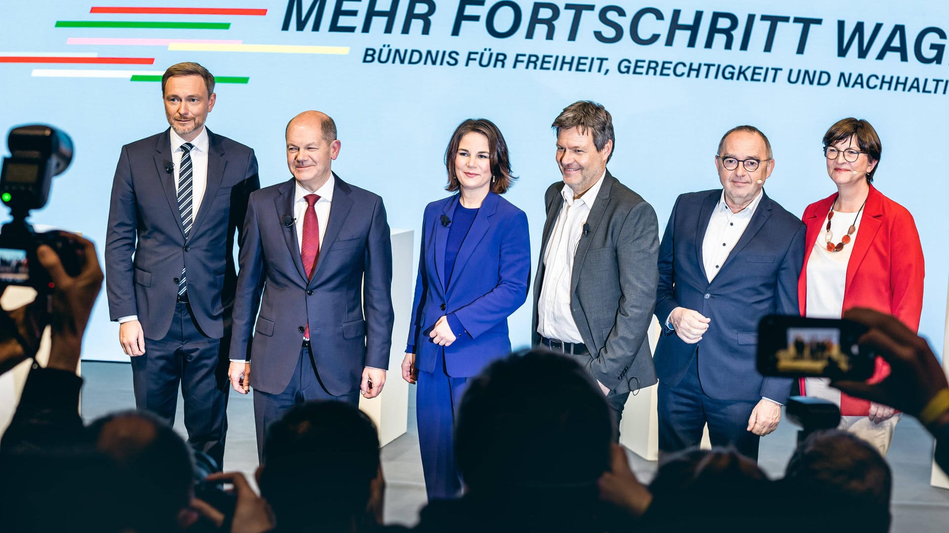 Der Zauber des Anfangs: Christian Lindner, Olaf Scholz, Annalena Baerbock, Robert Habeck, Norbert Walter-Borjans und Saskia Esken präsentieren den Koalitionsvertrag.