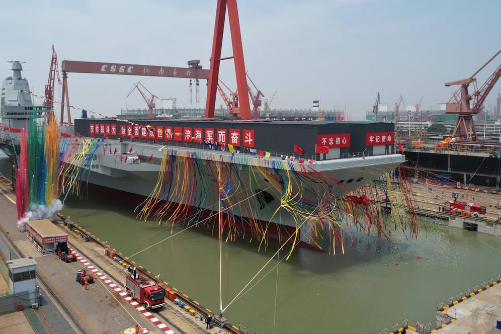 Die "Fujian" im Hafen von Shanghai: China hat seinen ersten komplett selbst gebauten Flugzeugträger zu Wasser gelassen.