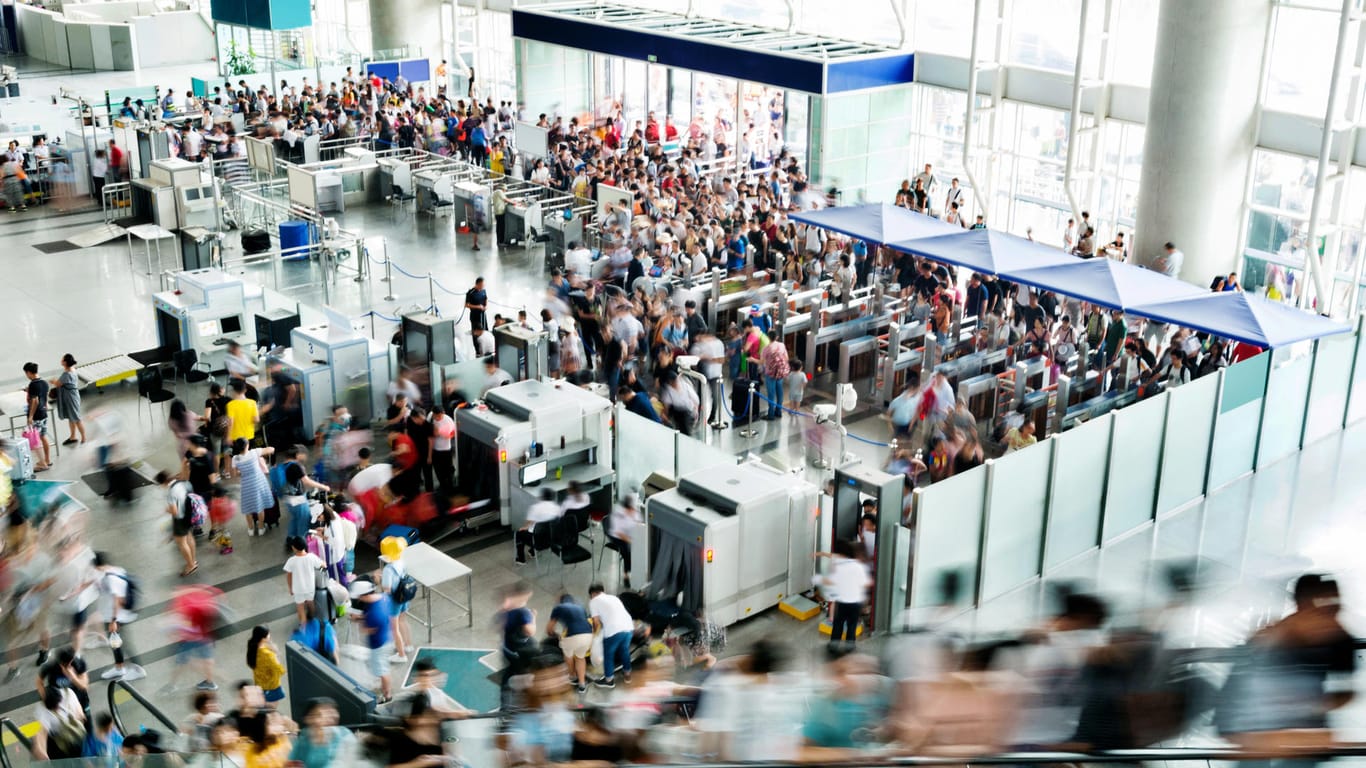 Flugchaos: Reisende müssen immer informiert bleiben, wie es um den Status ihres Fluges bestellt ist und rechtzeitig am Airport sein.