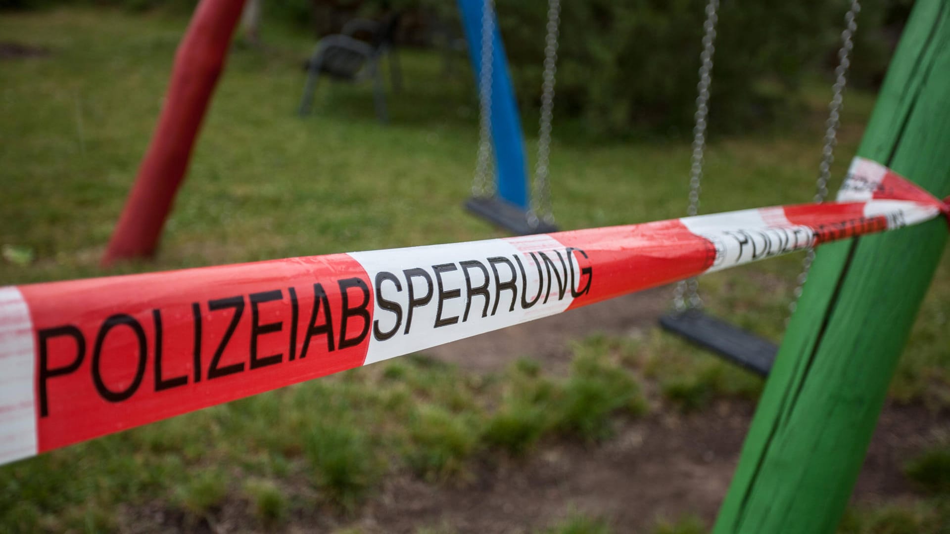 Ermittlungen auf einem Spielplatz (Symbolbild): Die Umstände des Todes sind unklar.