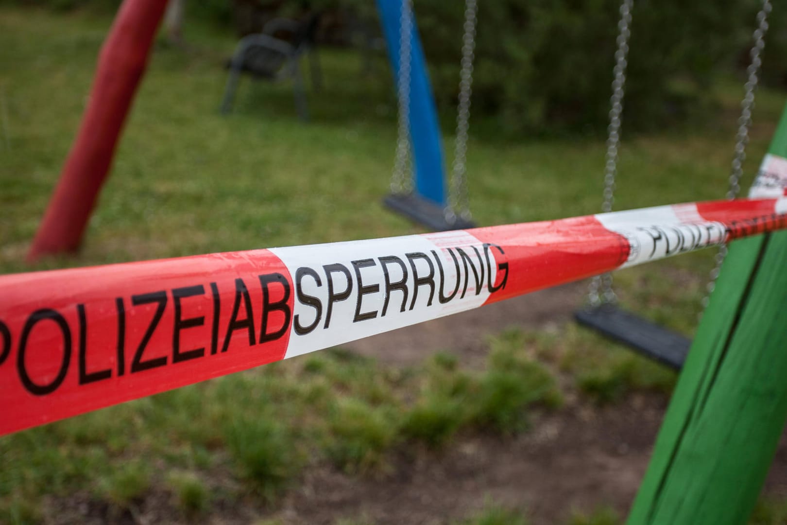 Ermittlungen auf einem Spielplatz (Symbolbild): Die Umstände des Todes sind unklar.