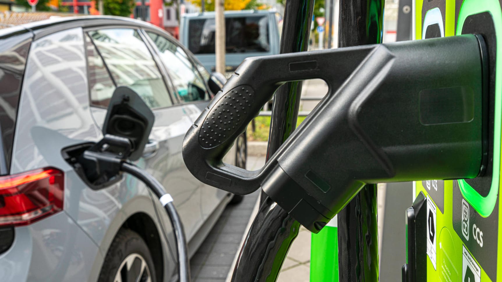 Strom tanken an der Ladesäule: Da Plug-in-Hybride wenig elektrisch fahren, sind sie unsauberer als lange gedacht. Das kostet sie nun die staatliche Förderprämie.