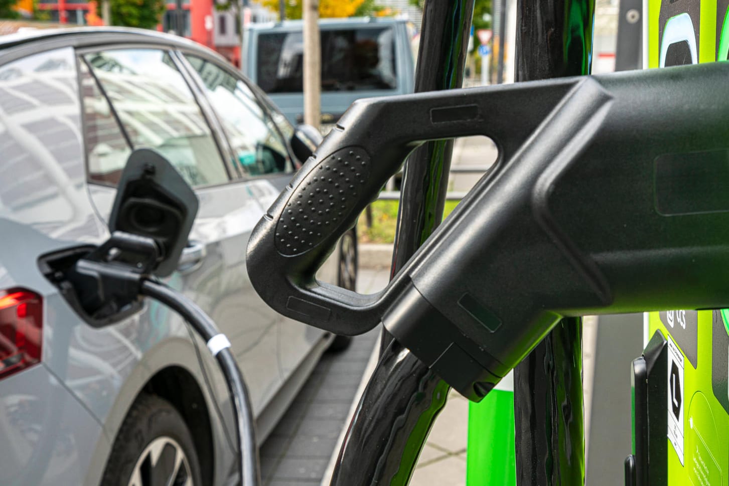 Strom tanken an der Ladesäule: Da Plug-in-Hybride wenig elektrisch fahren, sind sie unsauberer als lange gedacht. Das kostet sie nun die staatliche Förderprämie.