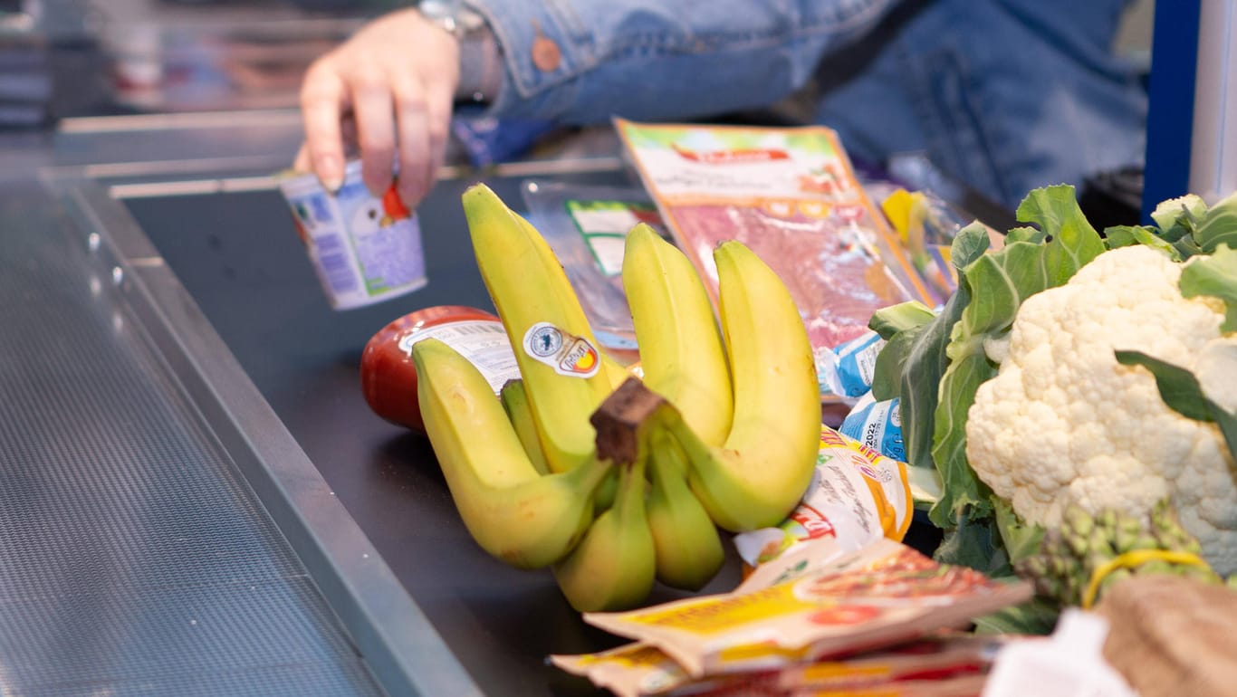 Eine Mitarbeiterin zieht Waren über die Scannerkasse eines Supermarkts (Symbolbild): Die Inflation macht sich für viele Menschen im Euroraum im Alltag bemerkbar.