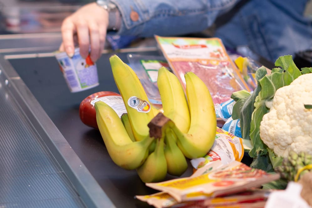 Eine Mitarbeiterin zieht Waren über die Scannerkasse eines Supermarkts (Symbolbild): Die Inflation macht sich für viele Menschen im Euroraum im Alltag bemerkbar.