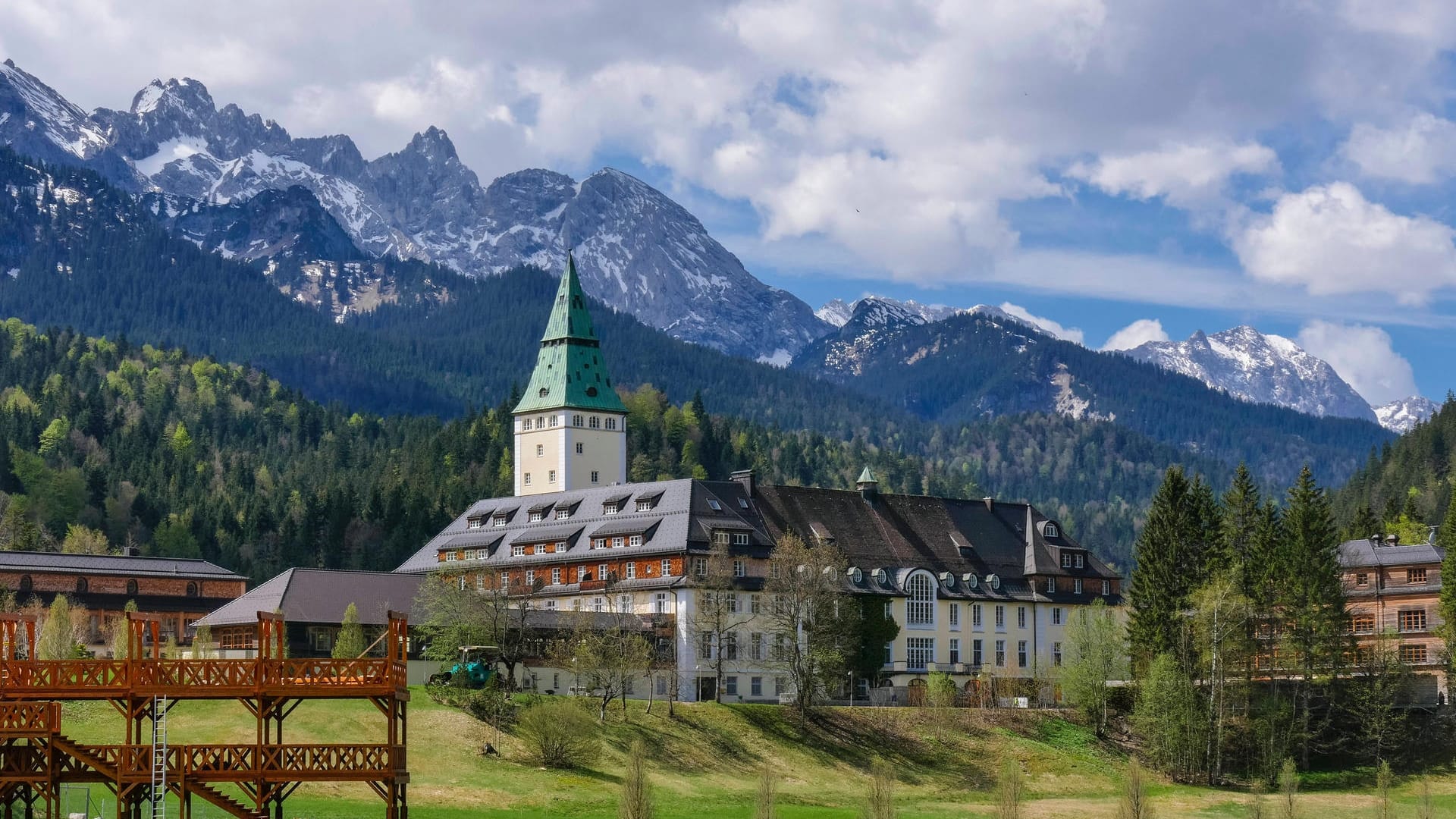 Schloss Elmau in Bayern (Archivbild): Wegen des G7-Gipfel auf Schloss Elmau wird in der Region mit einer verschärften Sicherheitslage gerechnet.