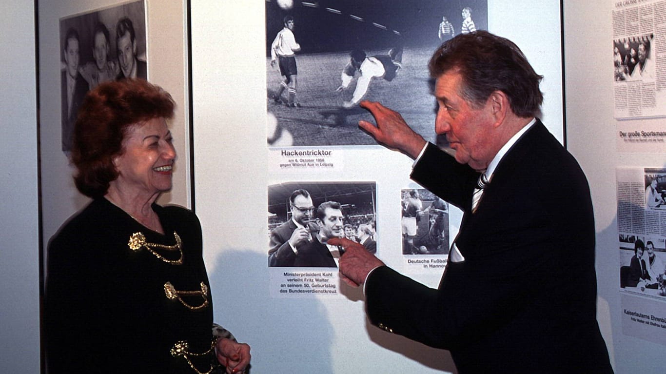Fritz Walter mit seiner Ehefrau Italia vor einer Fotowand mit dem wohl legendärsten Tor seiner Karriere – dem Hackentreffer, den er für Kaiserslautern 1956 im Spiel gegen Wismut Karl-Marx-Stadt in Leipzig erzielte.