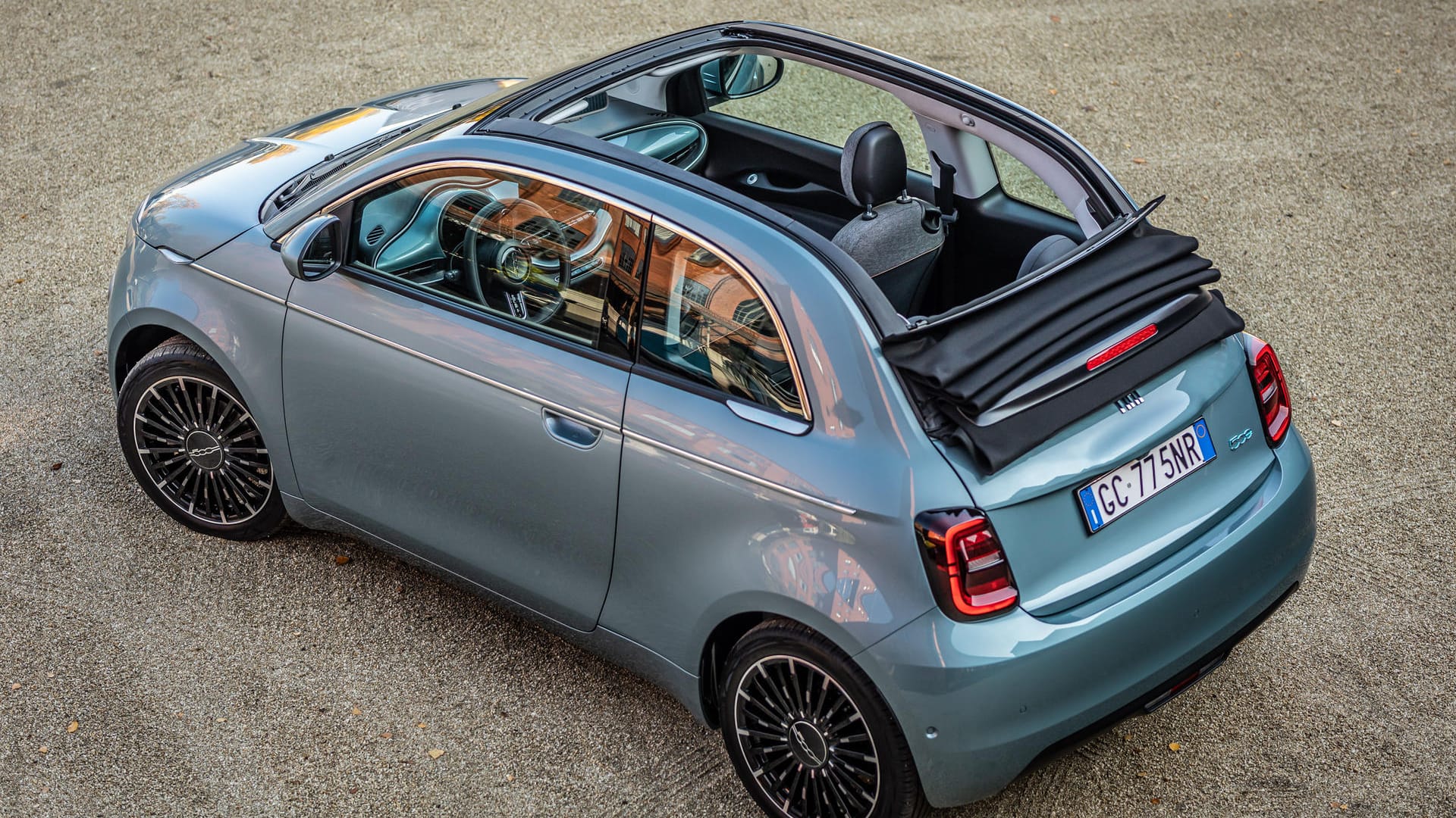 Elektro Cabrio: Der kleine Fiat 500 ist aktuell eines der wenigen elektrischen Cabrios auf dem Markt.