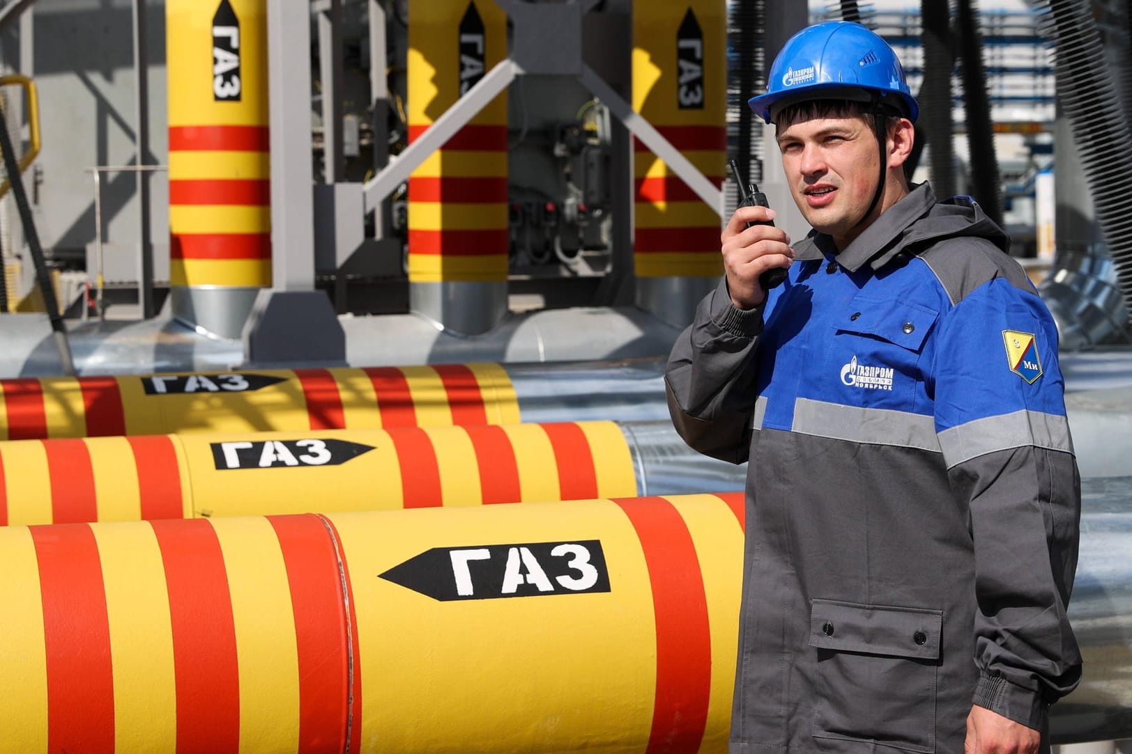 Ein Gazprom-Mitarbeiter in Russland (Symbolbild): Der russische Staatskonzern liefert seit Mittwochabend deutlich weniger Gas nach Deutschland. Ein Gazprom-Mitarbeiter in Russland (Symbolbild): Der russische Staatskonzern liefert seit Mittwochabend deutlich weniger Gas nach Deutschland.