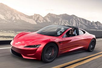 Cabrio: Tesla hat für den Roadster enorme Fahrleistungen angekündigt – von Null auf Tempo 100 soll er es in 2,1 Sekunden schaffen können.