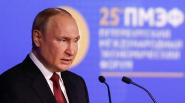 Putin bei seiner Rede beim Wirtschaftsforum in St. Petersburg: Der russische Präsident nutzte die Bühne, um den Westen verbal anzugreifen.