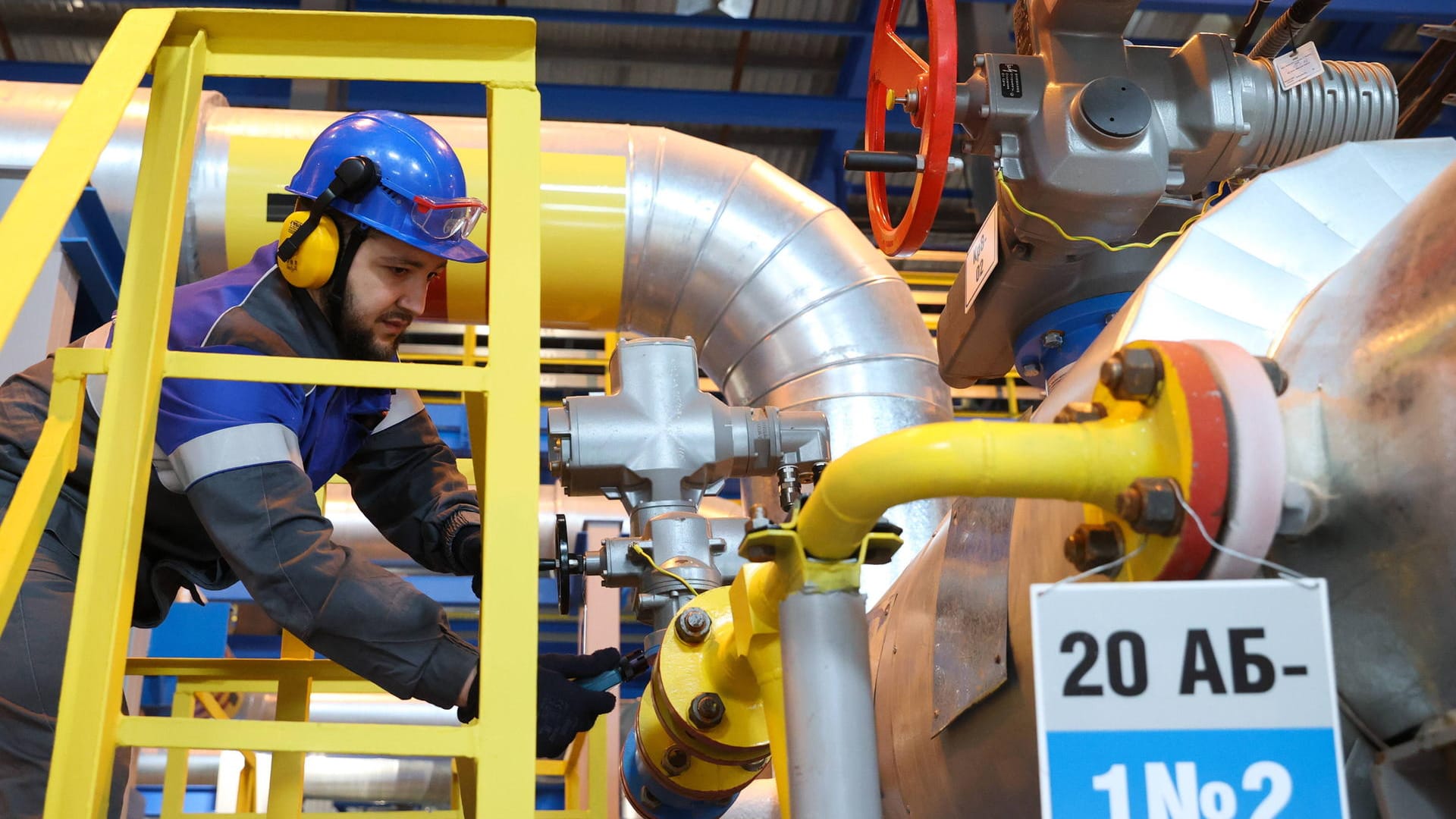 Ein Gazprom-Mitarbeiter in Russland (Symbolbild): Der Konzern hat seine Lieferungen an mehrere europäische Länder eingeschränkt.