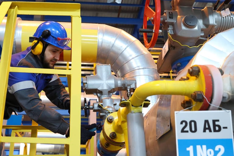Ein Gazprom-Mitarbeiter in Russland (Symbolbild): Der Konzern hat seine Lieferungen an mehrere europäische Länder eingeschränkt.
