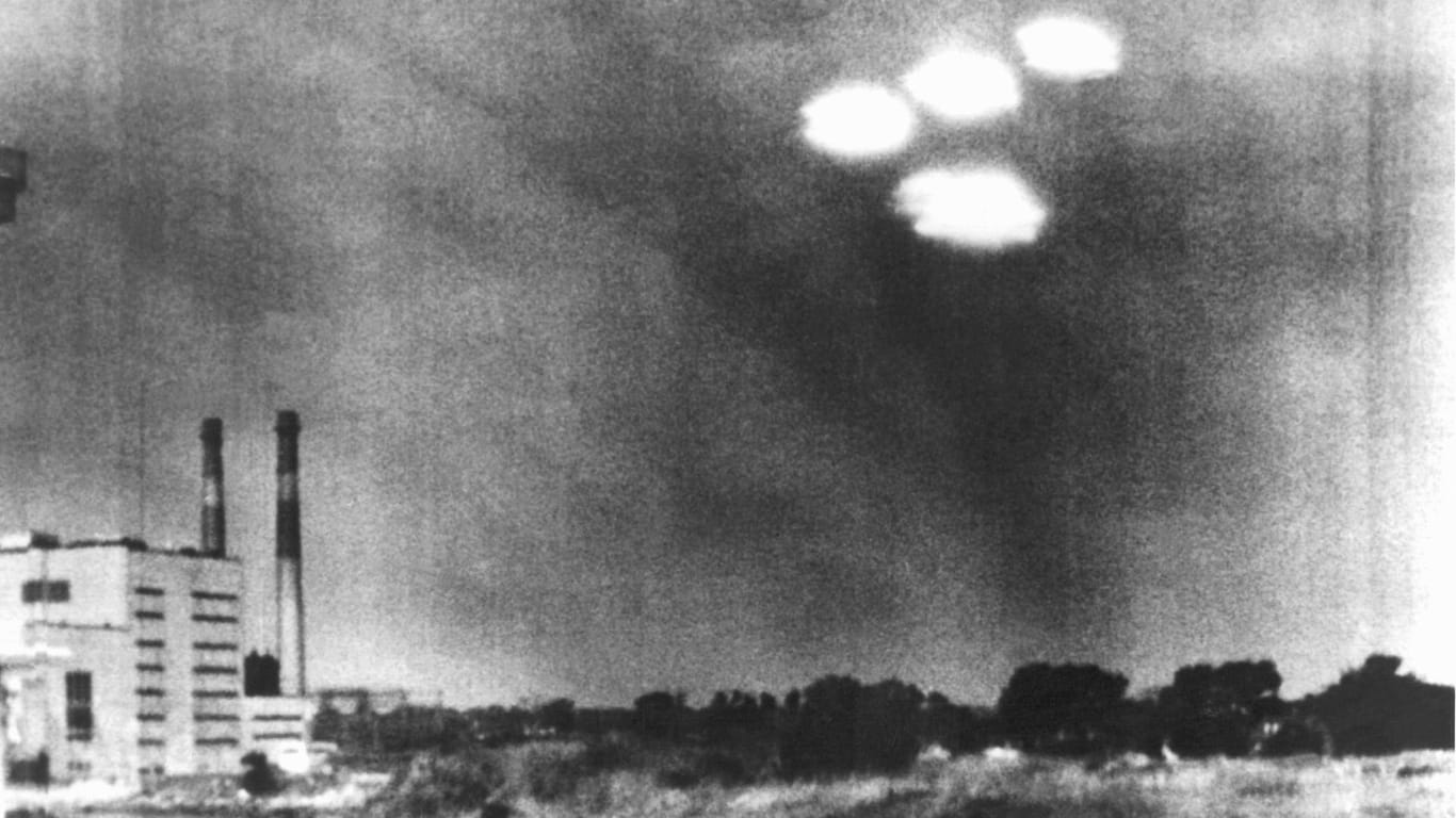 Aufnahme von vier in Formation fliegenden Objekten aus dem Jahr 1952 (Archiv): Auf Arnolds vermeintliche Ufo-Sichtung folgten Tausende ähnliche Berichte.