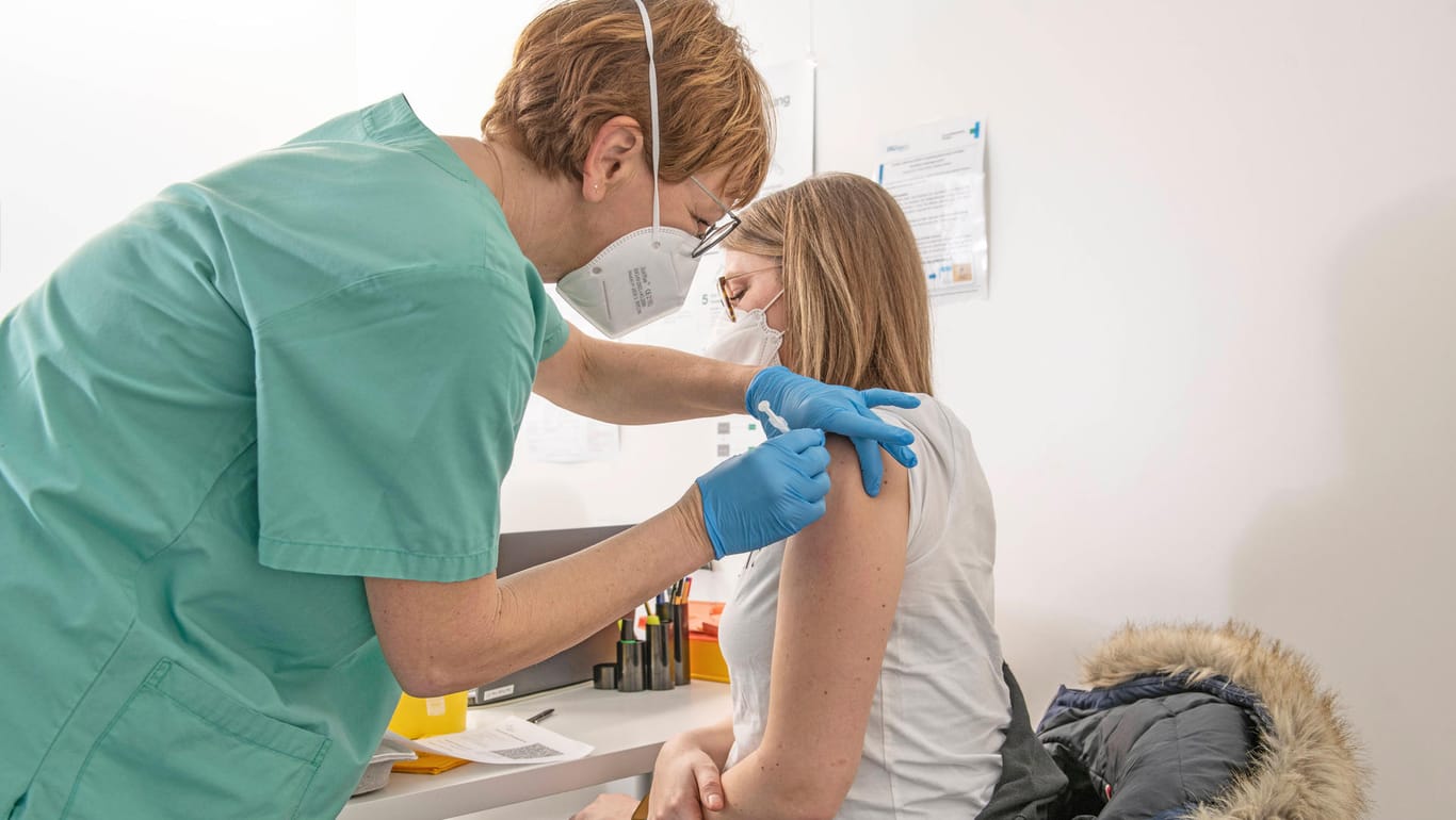 Eine junge Frau in Bayern wird gegen Corona geimpft (Symbolbild): Viele Länder haben noch immer zu wenig Impfstoff.