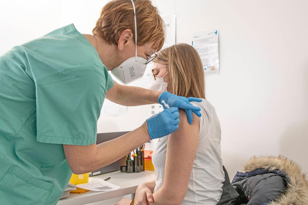 Eine junge Frau in Bayern wird gegen Corona geimpft (Symbolbild): Viele Länder haben noch immer zu wenig Impfstoff.