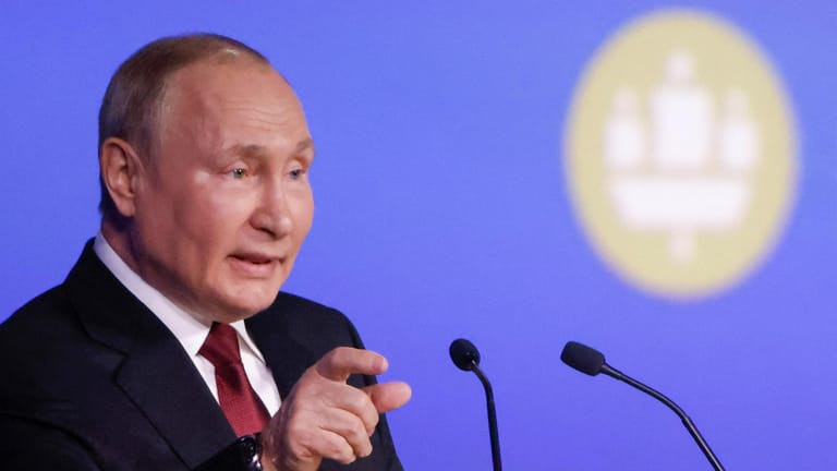 Putin bei seiner Rede in St. Petersburg: Der russische Präsident nutzte die Bühne, um verbal auszuteilen.