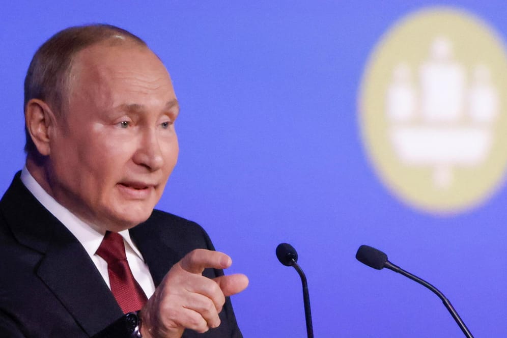 Putin bei seiner Rede in St. Petersburg: Der russische Präsident nutzte die Bühne, um verbal auszuteilen.