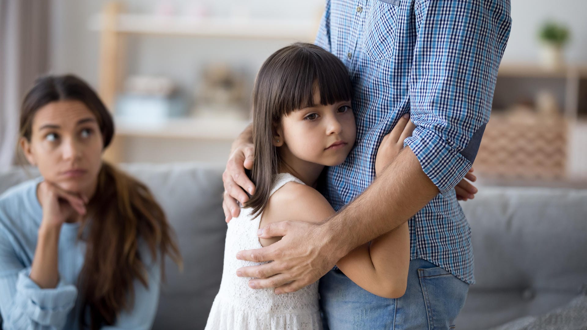 Getrennte Eltern mit Kind: Die Mütterrente ist die Bezeichnung dafür, dass Kindererziehungszeiten besser angerechnet werden können.