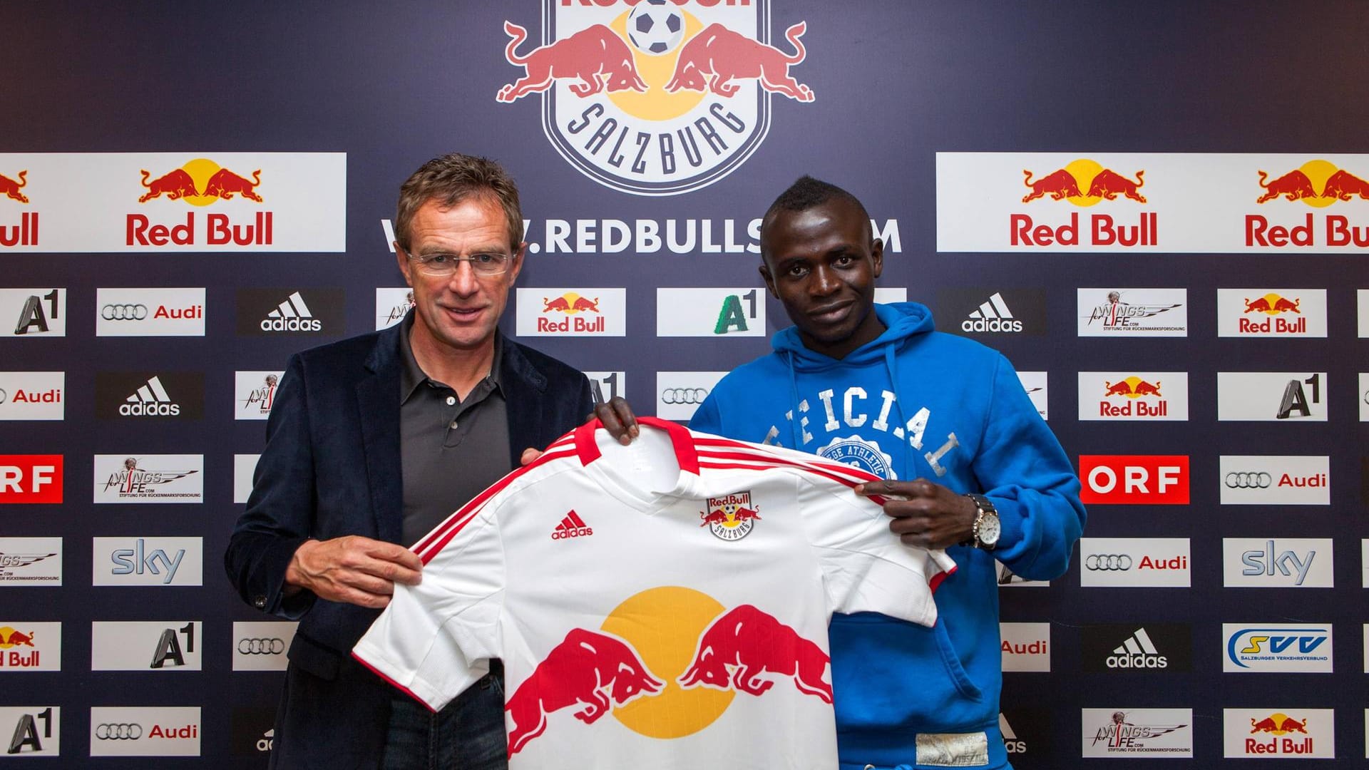 Wechsel nach Österreich: Für vier Millionen Euro verließ Mané 2012 Frankreich in Richtung RB Salzburg, wo er auf Sportdirektor Ralf Rangnick (l.) traf, der von Manés Talent überzeugt war.