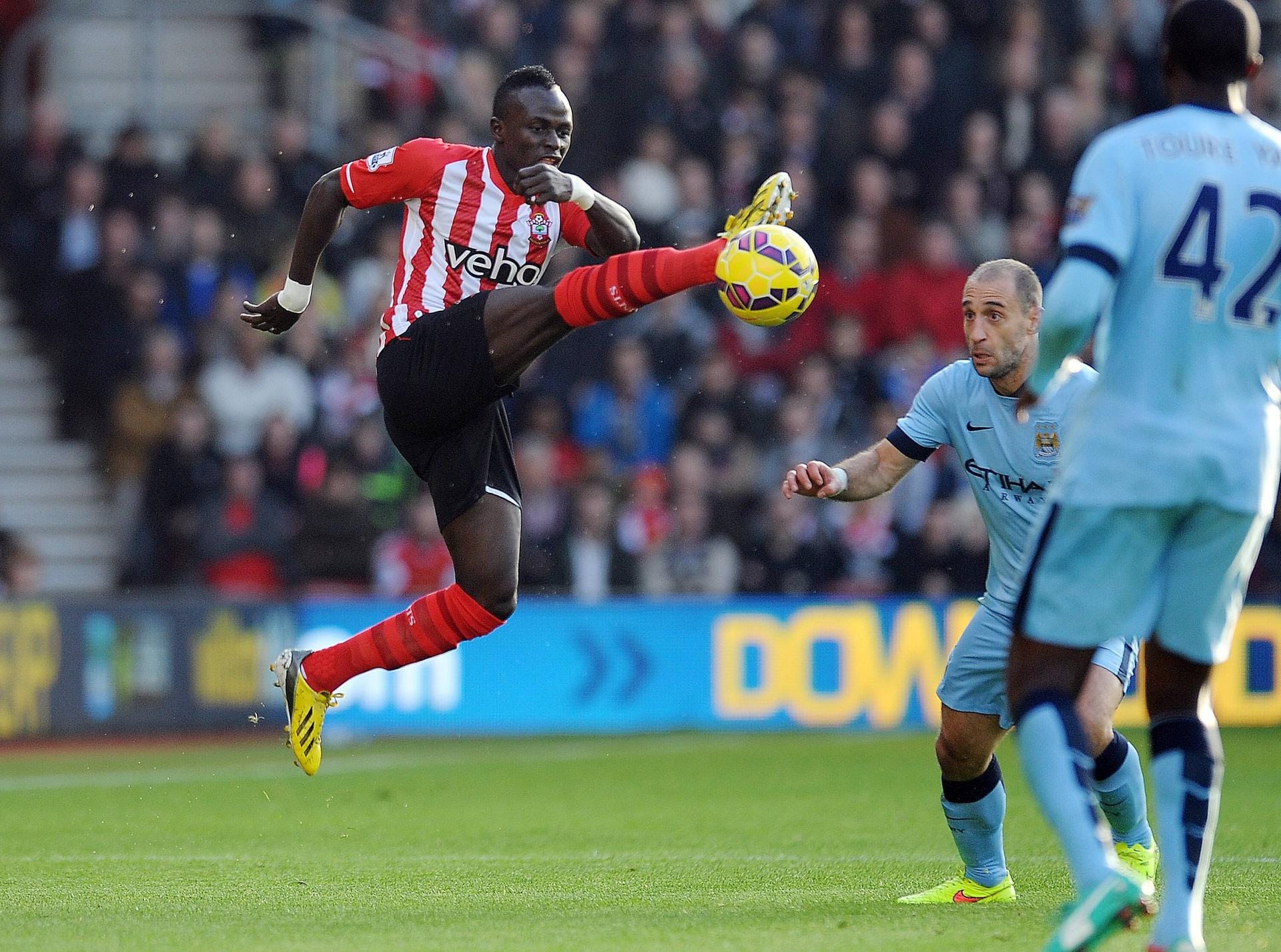 Große Bühne: Im August 2014 schließt sich Mané Premier-League-Klub FC Southampton an. Den Engländern sind Manés Dienste 23 Millionen Euro wert. Auch bei den Saints verbringt er zwei Spielzeiten (75 Spiele, 25 Tore), ehe er 2016 dem Ruf vom Jürgen Klopp und dem FC Liverpool folgt.