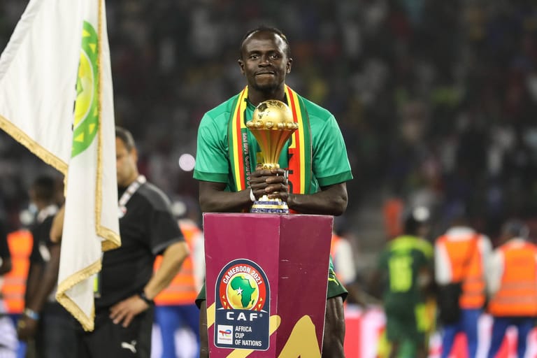 Nationalheld: In seiner Heimat Senegal wird Mané verehrt. Erst recht nach dem Gewinn des Afrika Cups im Februar 2022, bei dem er im Finale gegen Ägypten den entscheidenden Elfmeter verwandelt. Für sein Heimatland bestritt er bislang 89 Länderspiele (31 Tore).