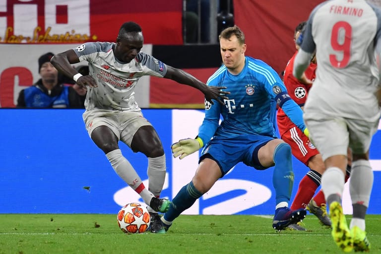 Nächstes Kapitel: Nachdem er Manuel Neuer (r.) und den FC Bayern im Achtelfinale 2019 noch aus der Champions League geschossen hatte, geht Mané künftig für den deutschen Rekordmeister auf Torejagd.