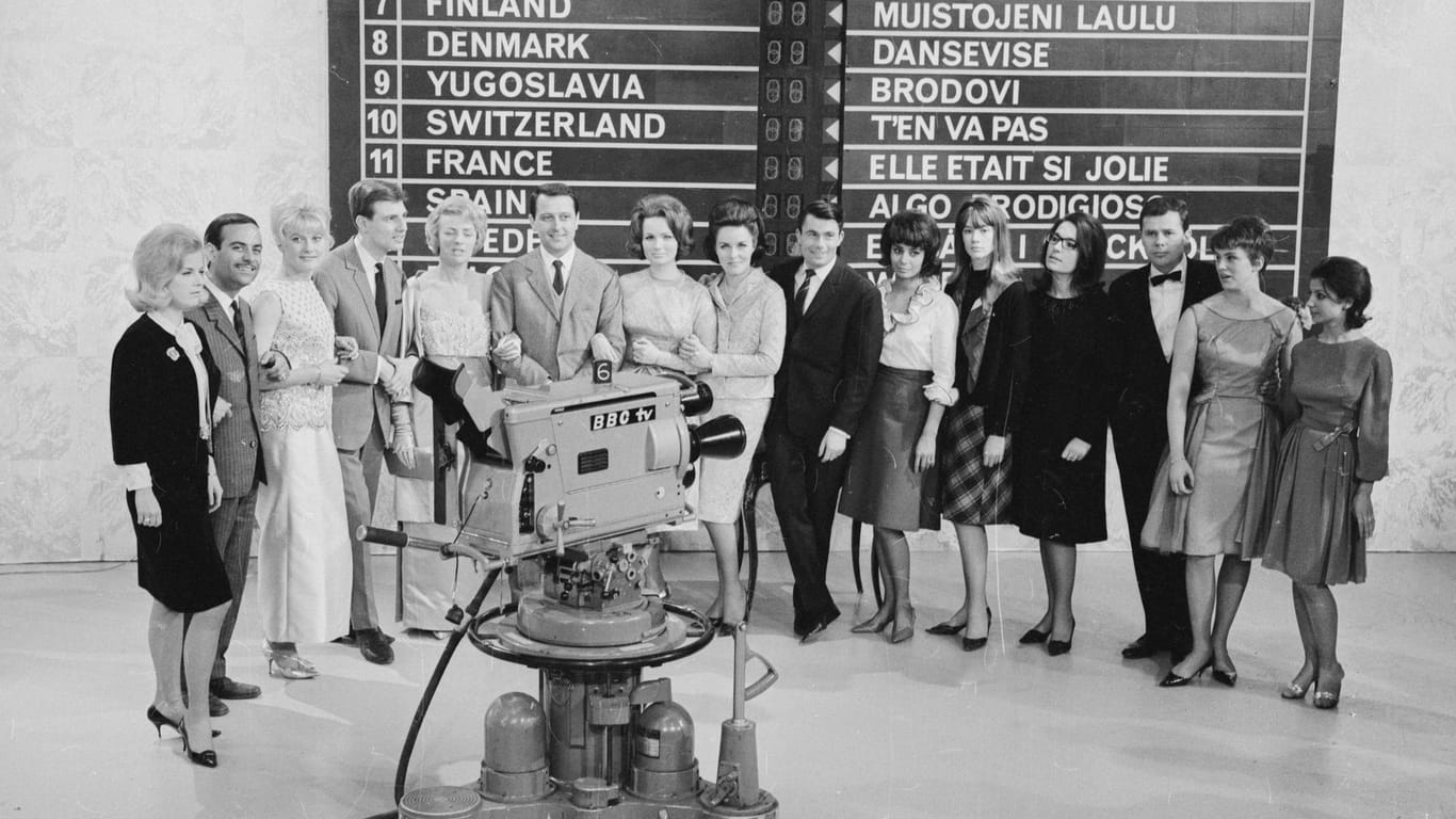 1963 fand der ESC statt in Frankreich in England statt: Hier posieren die Kandidatinnen und Kandidaten vor Kameras der BBC.