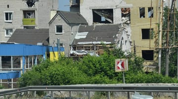 Beschädigte Gebäude in Isjum (Archiv): Ein Dorf in der Nähe wurde nach Angaben der Ukraine zurückerobert.