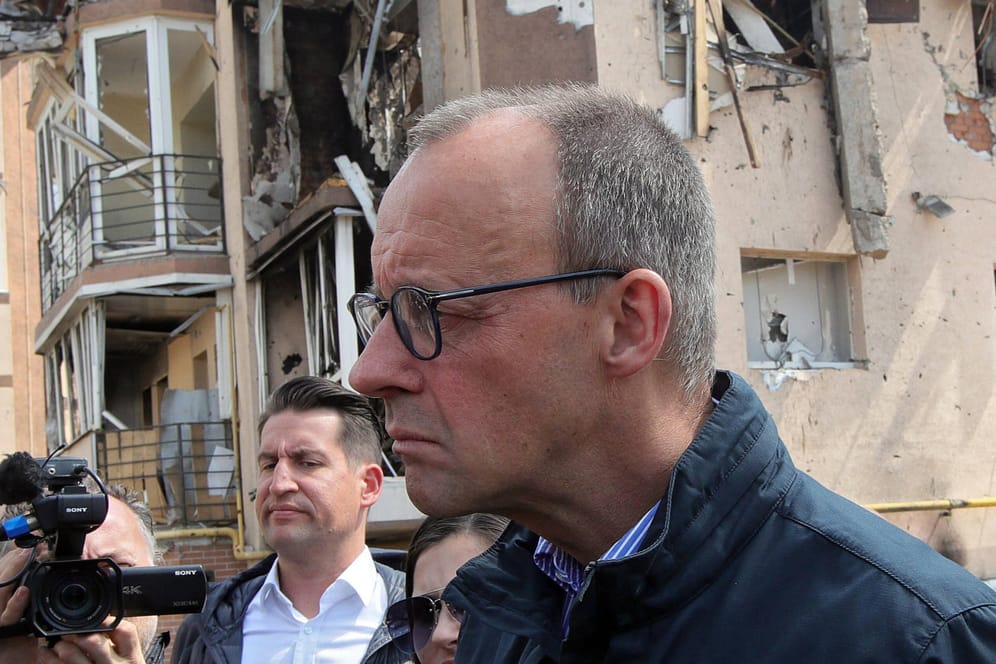 Friedrich Merz bei seinem Besuch in Irpin (Ukraine) im Mai: Der CDU-Chef kritisierte die Ergebnisse der Scholz-Reise in die Ukraine.