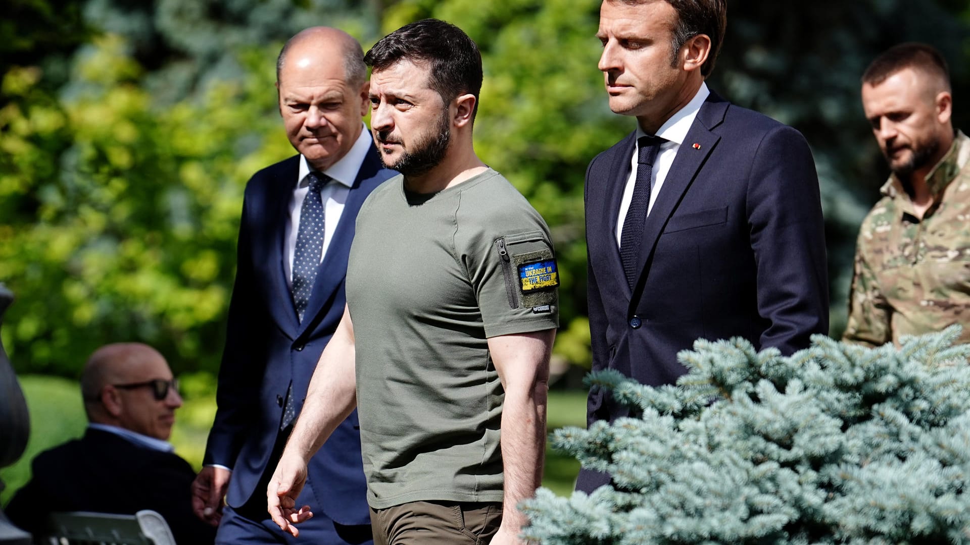 Wolodymyr Selenskyj geht mit Olaf Scholz (l) und Emmanuel Macron zur Pressekonferenz.