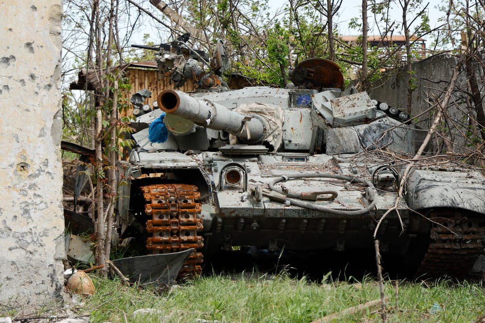 Ein zerstörter ukrainischer Panzer in Mariupol (Archivbild): Ein General spricht von hohen materiellen Verlusten der Ukraine.