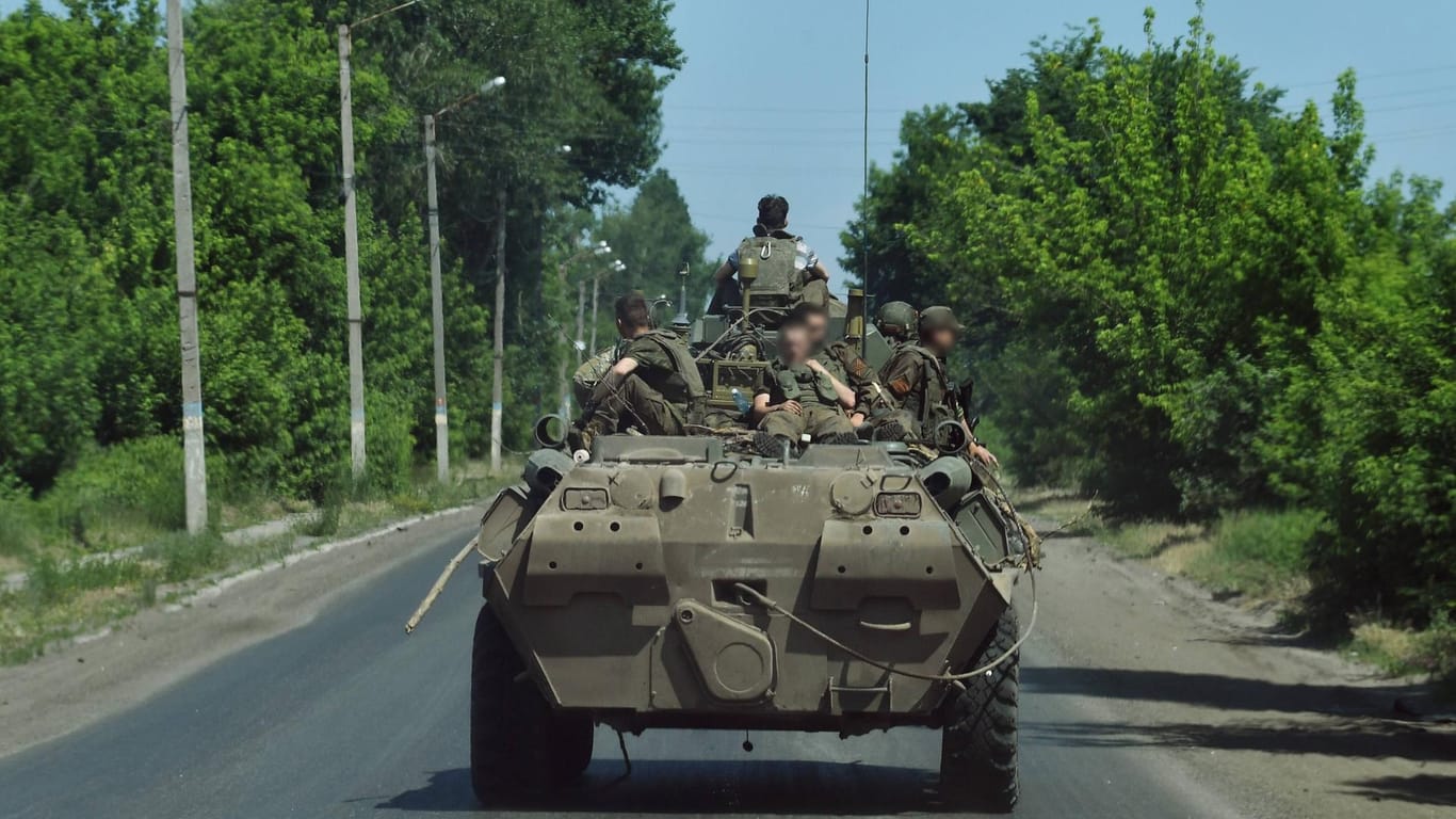 Ein russischer Truppentransporter bei Isjum (Archivbild): Hier soll die Ukraine einen Gegenschlag durchgeführt haben.