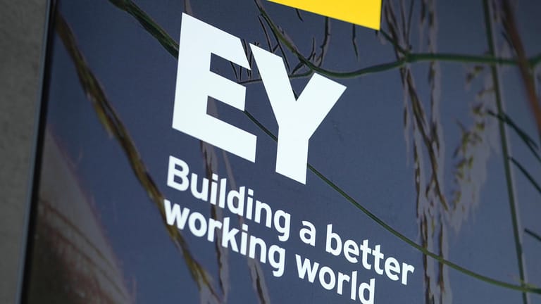 EY-Unternehmenslogo: Die Wirtschaftsprüfer stehen in der Causa Wirecard in der Kritik.