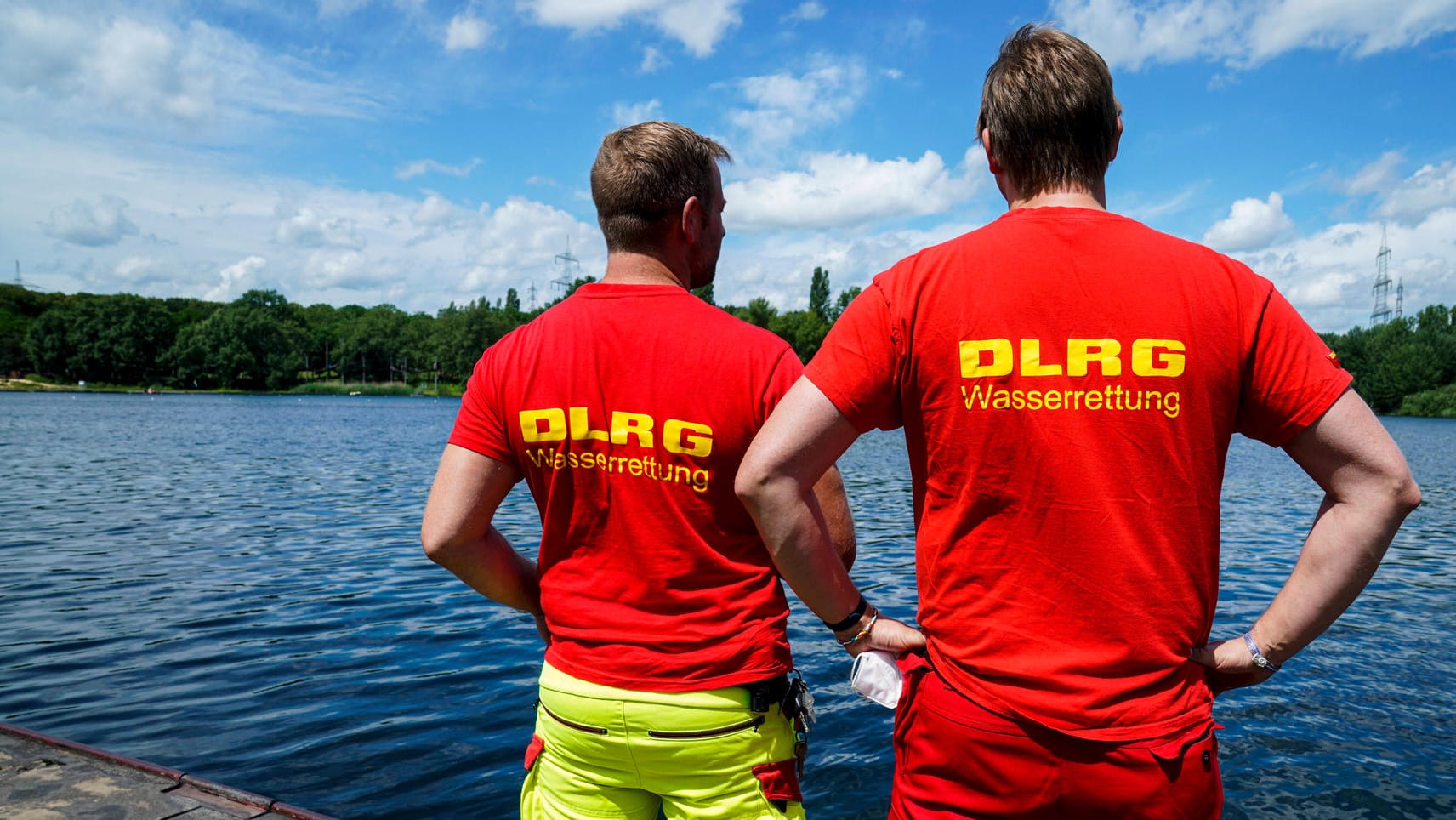 Rettungskräfte der DLRG (Symbolbild): Die Freiwilligen warnen vor Leichtsinnigkeit beim Schwimmen.