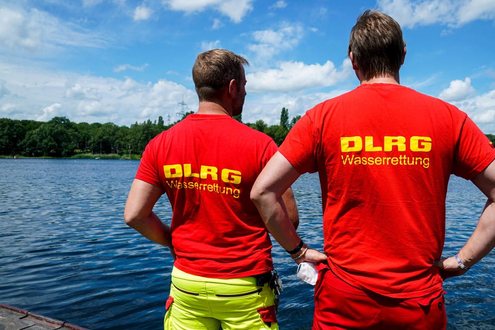Rettungskräfte der DLRG (Symbolbild): Die Freiwilligen warnen vor Leichtsinnigkeit beim Schwimmen.