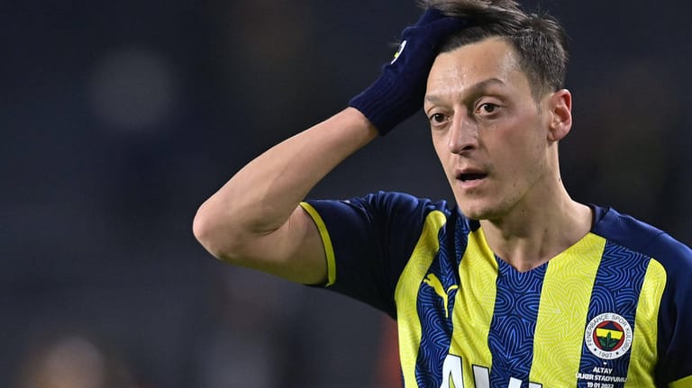 Mesut Özil: Der Weltmeister von 2014 steht bei Fenerbahce Istanbul unter Vertrag, ist dort jedoch suspendiert.