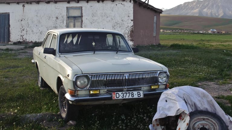 Immer noch in Fahrt: Wolga-Modele wie der GAZ-24 verrichten vor allem in Russland und seinen früheren Gebieten (oben: Kirgisistan) ihren Dienst.