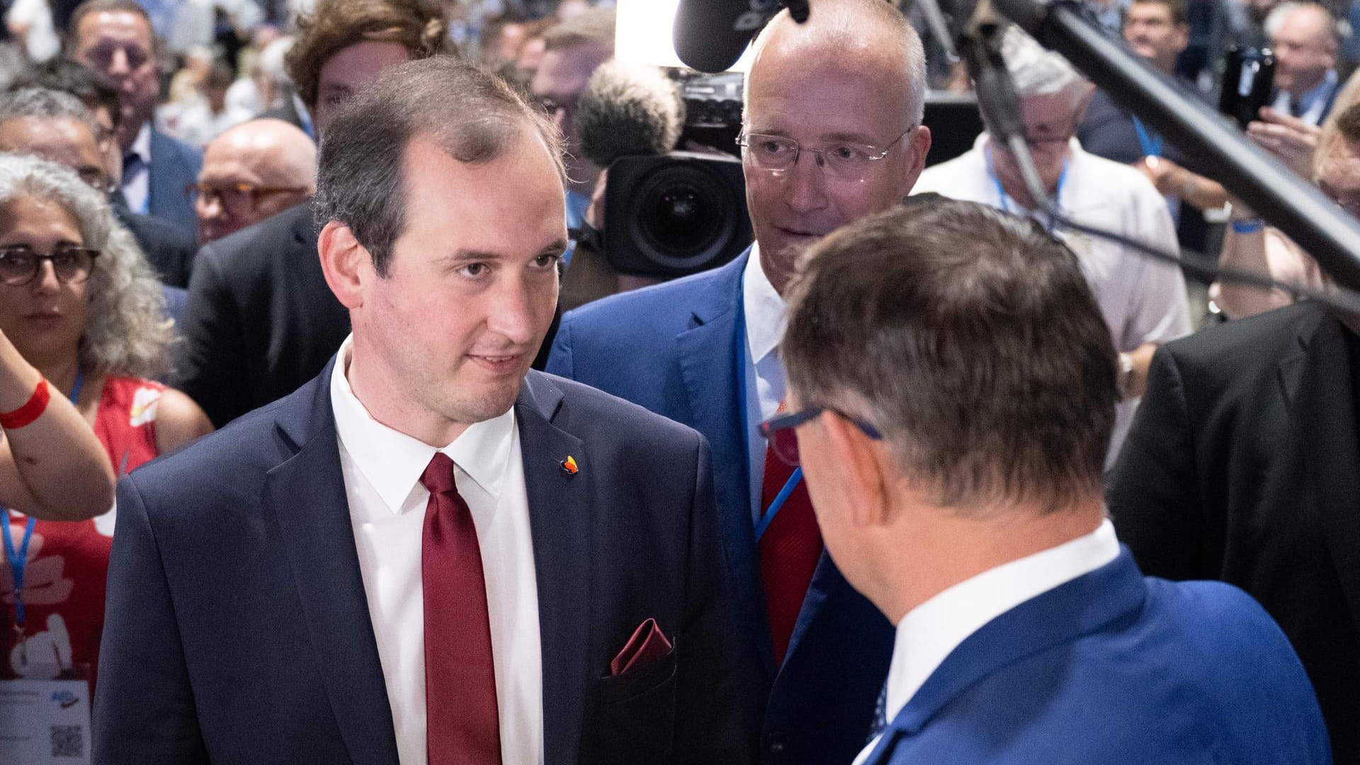 Norbert Kleinwächter (l) gratuliert Chrupalla (r): Kleinwächter hat die Wahl nicht gewonnen, aber er kann einen Erfolg verbuchen.