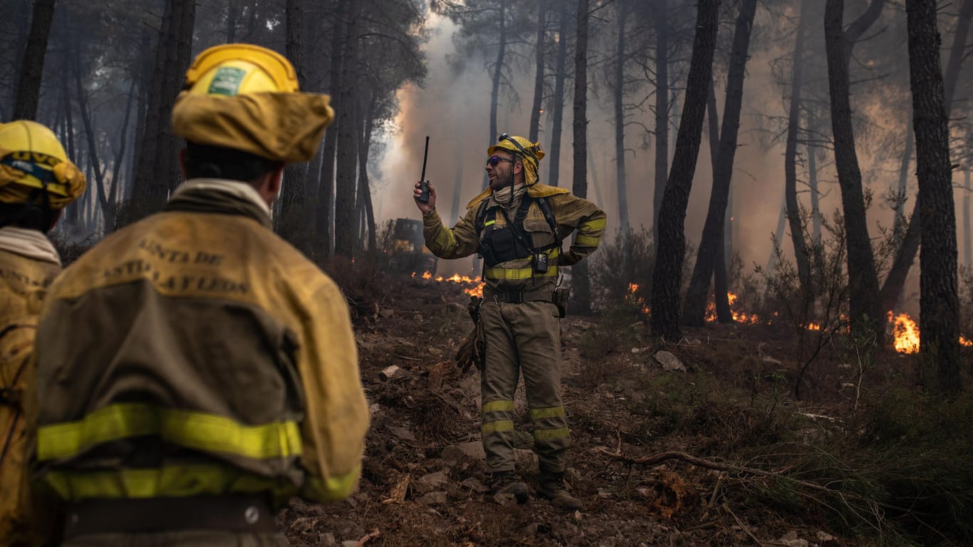 Feuerwehrleute sind während eines Brandes in der Sierra Culebra im Einsatz: Die Brände haben bereits Zehntausende Hektar Wald zerstört.