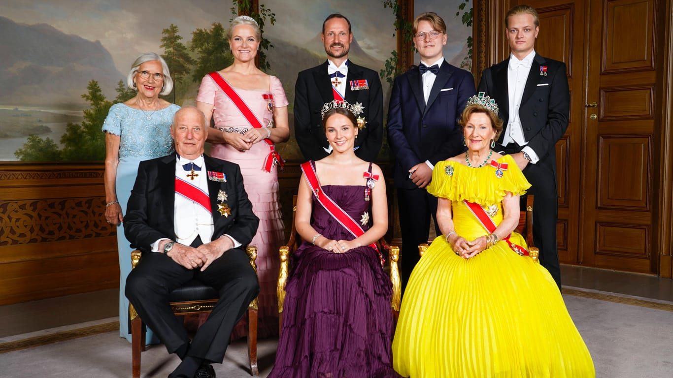 König Harald V., Königin Sonja und Marit Tjessem, Kronprinzessin Mette-Marit und Kronprinz Haakon von Norwegen und Sverre Magnus und Marius Borg Høiby
