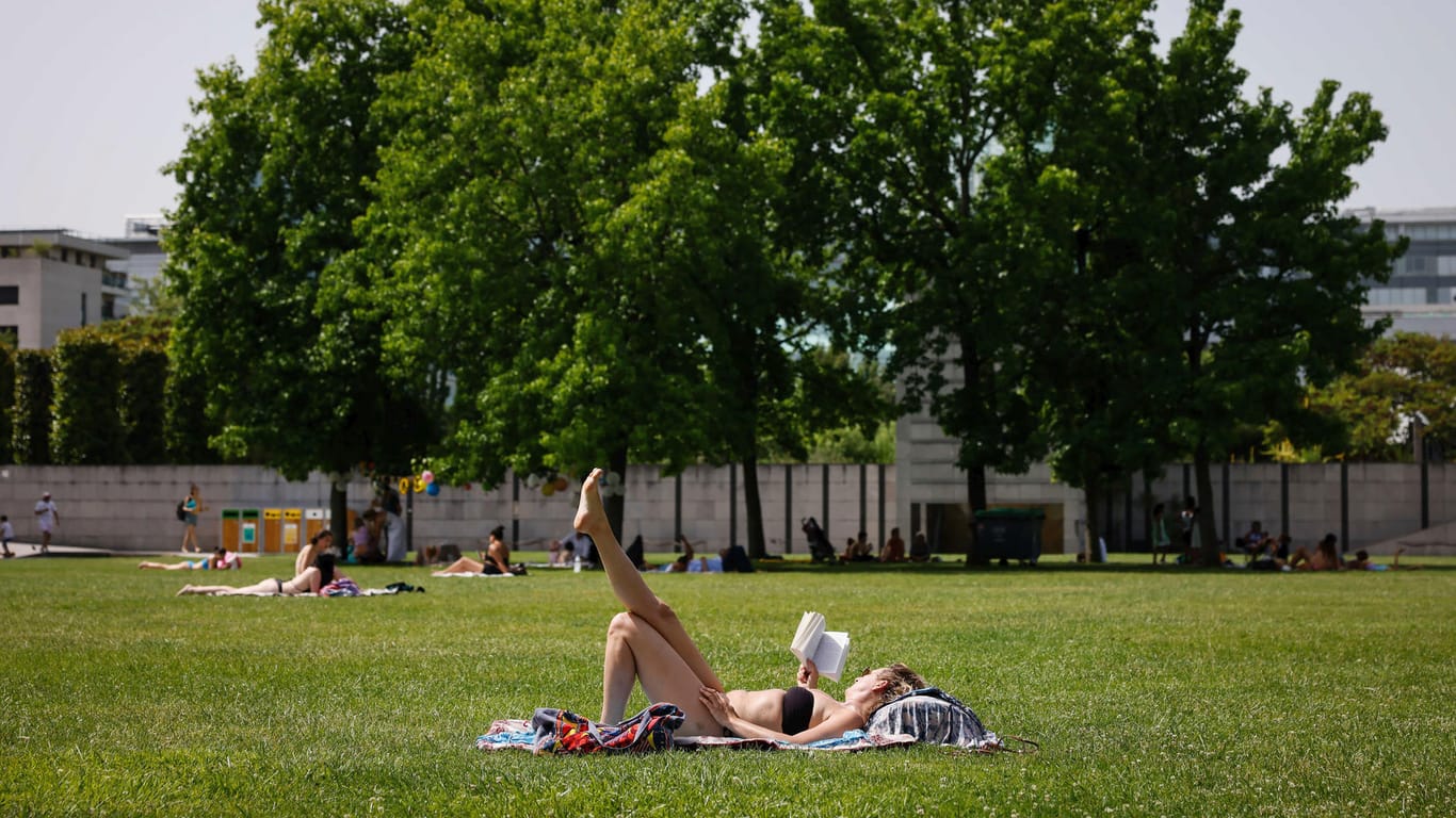 Paris in Frankreich: Zum Höhepunkt der Hitzewelle in Frankreich werden am Samstag Spitzentemperaturen von bis zu 43 Grad erwartet.