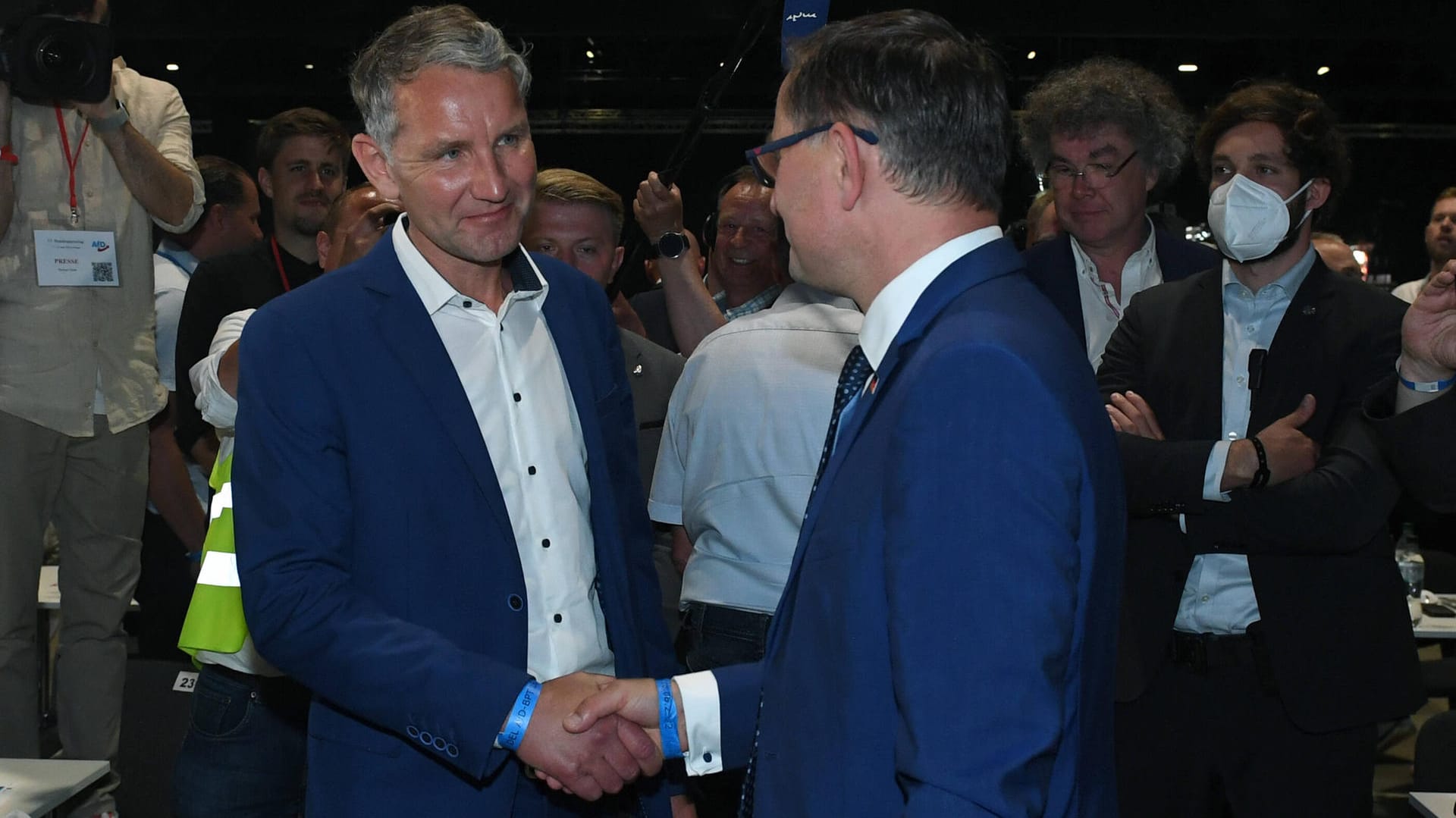 Auf gute Zusammenarbeit: Björn Höcke gratuliert Tino Chrupalla.